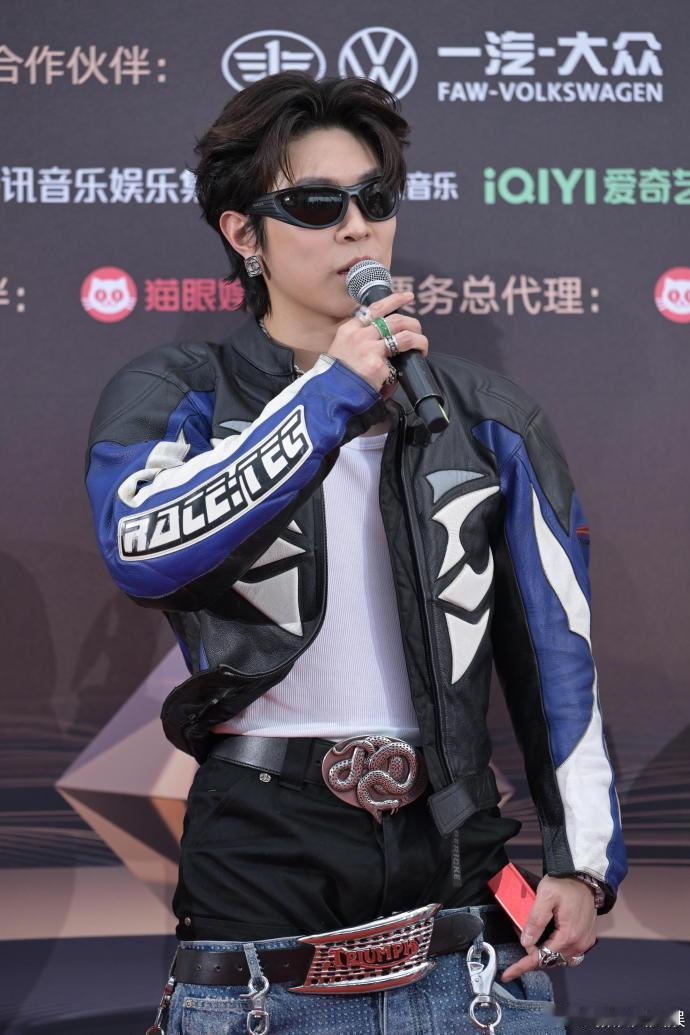 马伯骞穿了两条裤子笑不活了家人们！马伯骞穿两条裤子，这是怕一条不够“潮”，直接叠