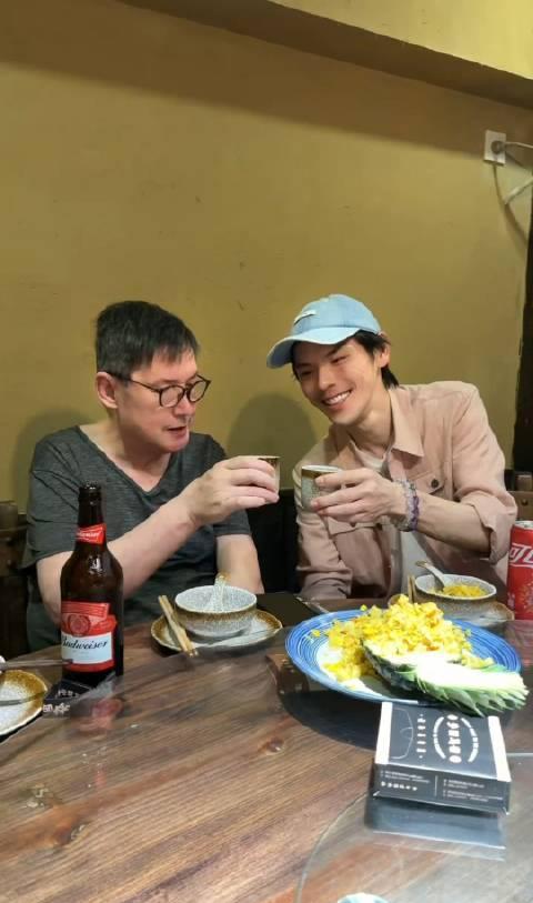 向佐提前给郭碧婷爸爸过生日
这事儿一出来，感觉还挺暖的。
向佐这次虽然没法全程陪