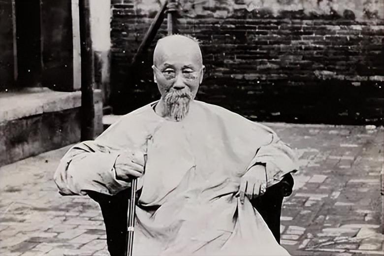 李鸿章死后没有与原配合葬，为何？
1844年，李鸿章中举，同年与周氏完婚，周氏乃