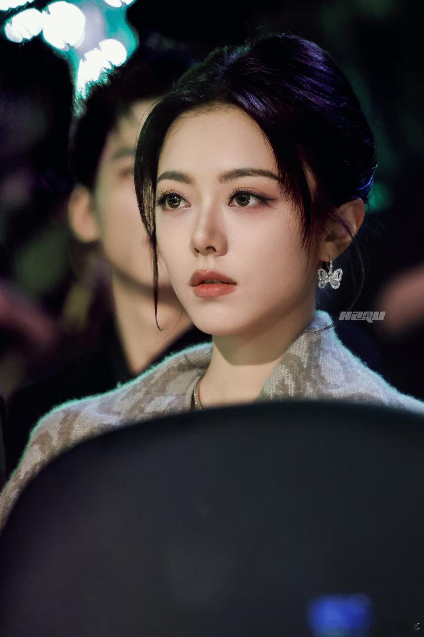赵今麦 妹妹今晚还回家吗 从给热巴抛飞吻到和孙俪比心互撩，麦麦这社交能量条是满格