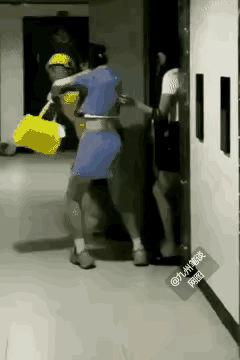蓝衣套装女子这是受了多大的刺激吗？竟然对手无寸铁的外卖小哥下手下嘴！闺蜜拉都拉不