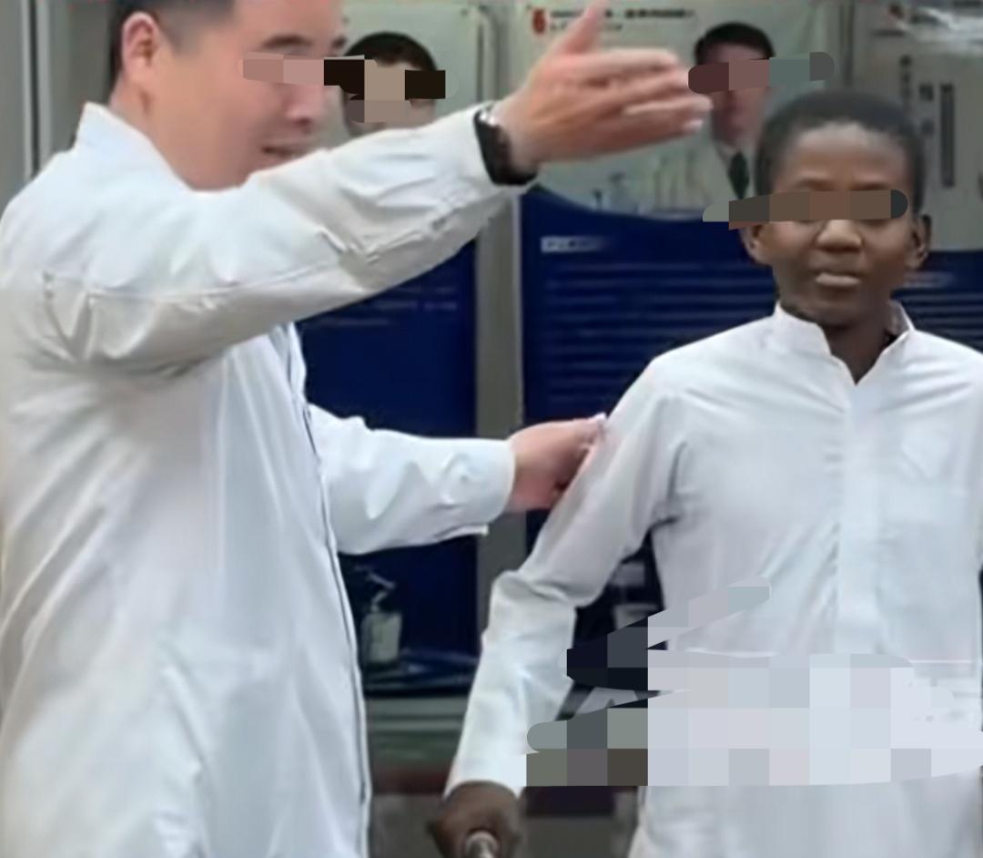 非洲14岁男孩玛玛鲁遭遇车祸后，腿部变形，伤口长期溃烂，他的父亲多方求医无效，最