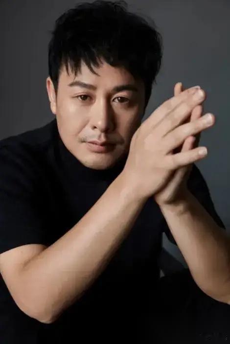 张颂文到底挡了谁的道？ 导演王照达早就说过，他的确动了别人的蛋糕。 圈内前辈曾直