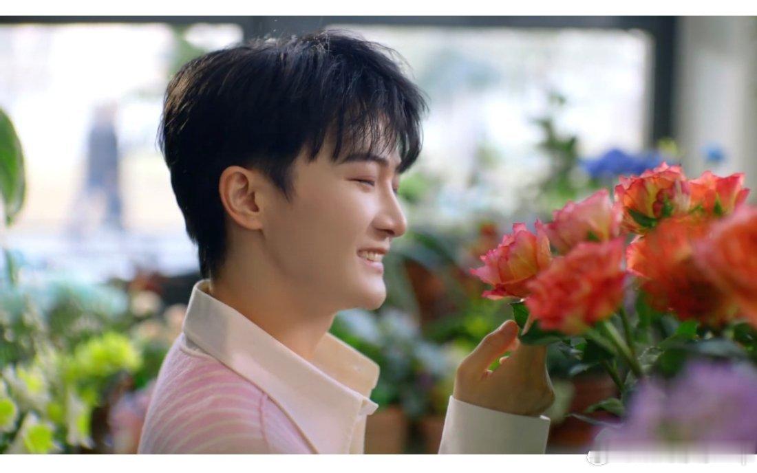 周深懂妈妈的每一个笑容  被京都念慈庵×周深的母亲节TVC暖到了！特别喜欢里面妈