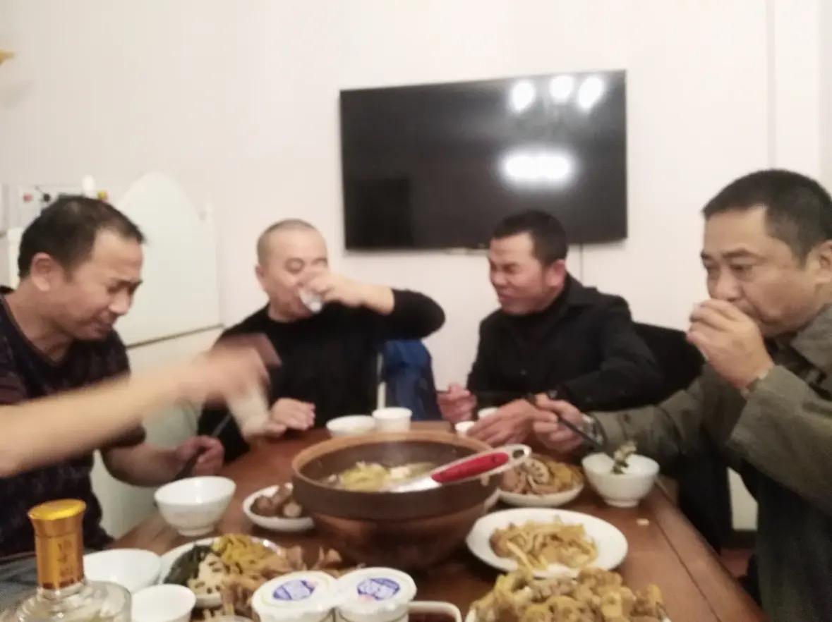 男子请朋友喝酒，想把自己当初借出去都钱要回来，可朋友一听要钱就跑了！男子一个人坐