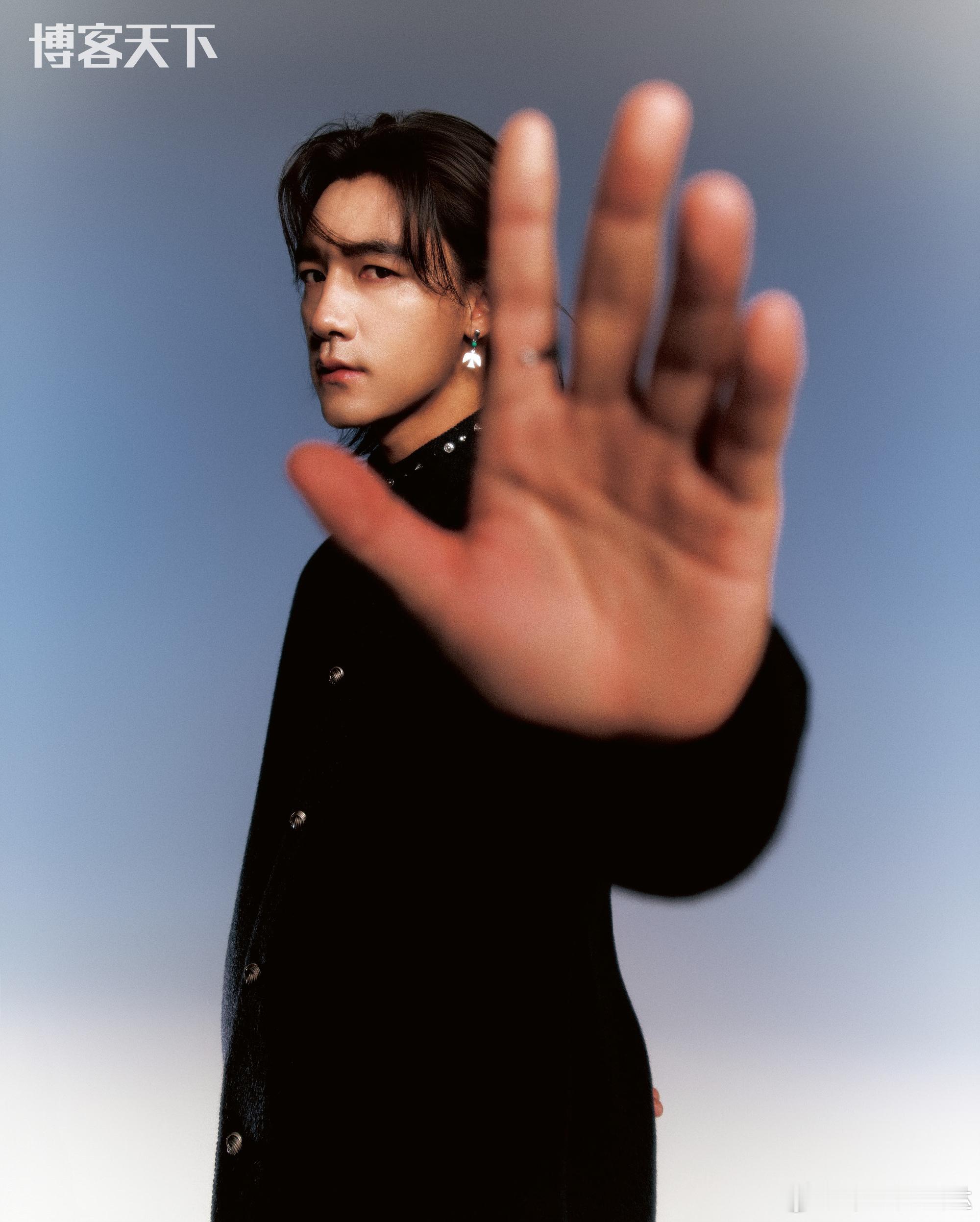 此沙冬日大片颜值封神！沉静气质藏不住，硬朗轮廓+舒展姿态，帅得高级又有格调，完全