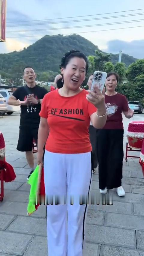 大家好，再来一首很好听的歌：爱情十八拍。看我唱的好不好听。
爱情十八拍。
站在相