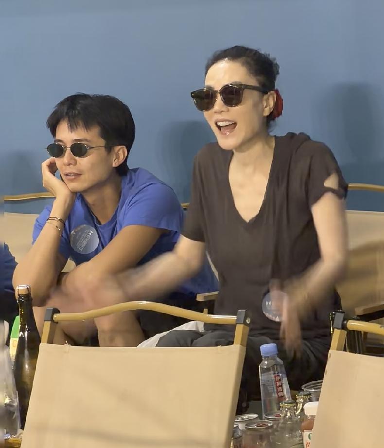 王菲在阿那亚虾米音乐节，窦靖童送自己歌曲，王菲和蓝衣服的男闺蜜一起，高兴得手舞足