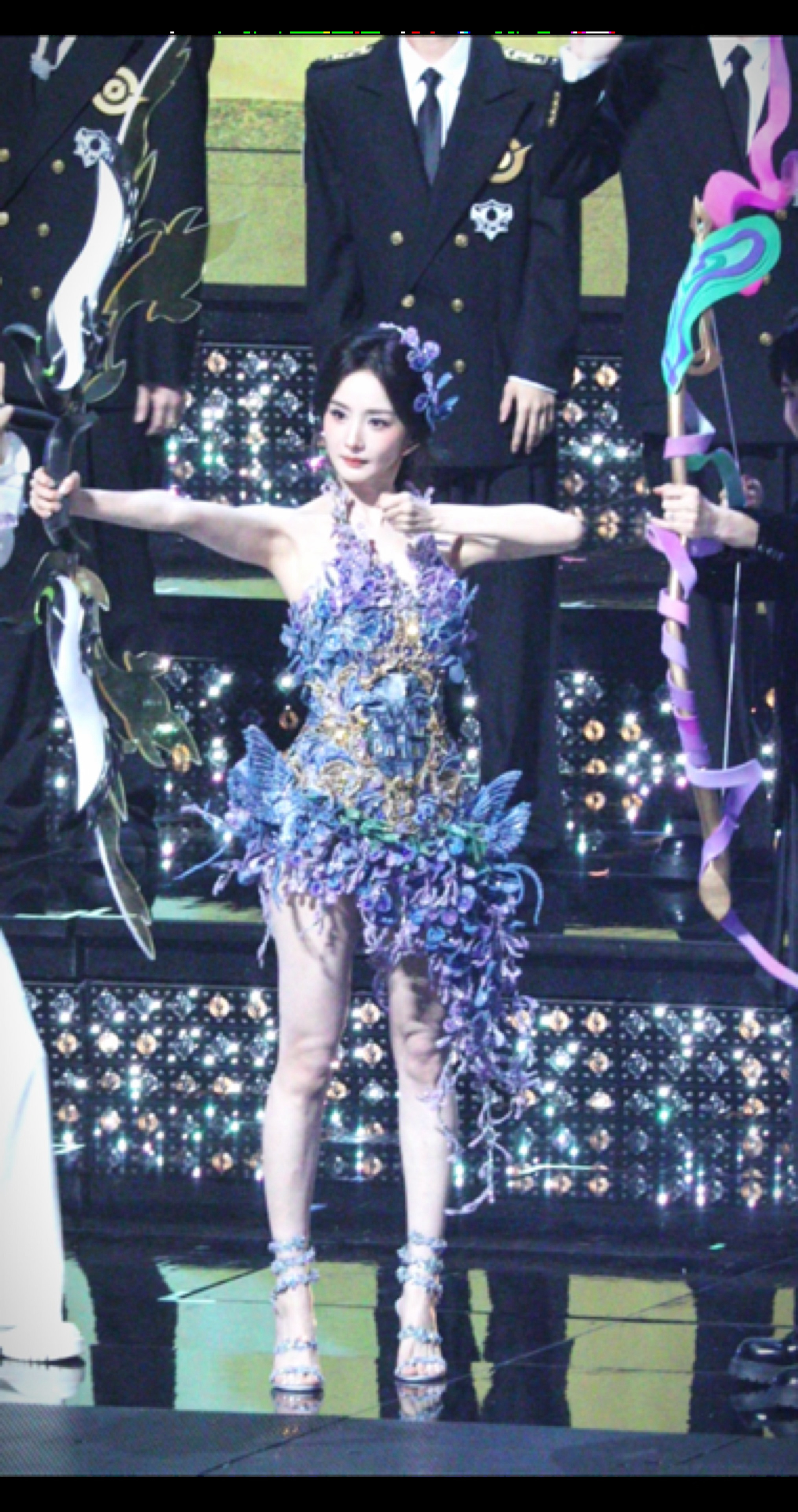 杨幂一直在捡彩带美美美，喜欢彩带的小幂杨幂[超话] ​​​