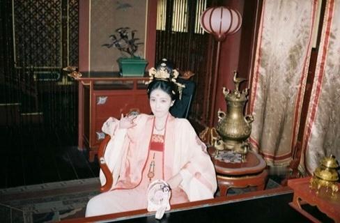 白鹿[超话]  “想用每日的温柔和月亮花换取一束光，最后将它们化作星河万顷赠予你