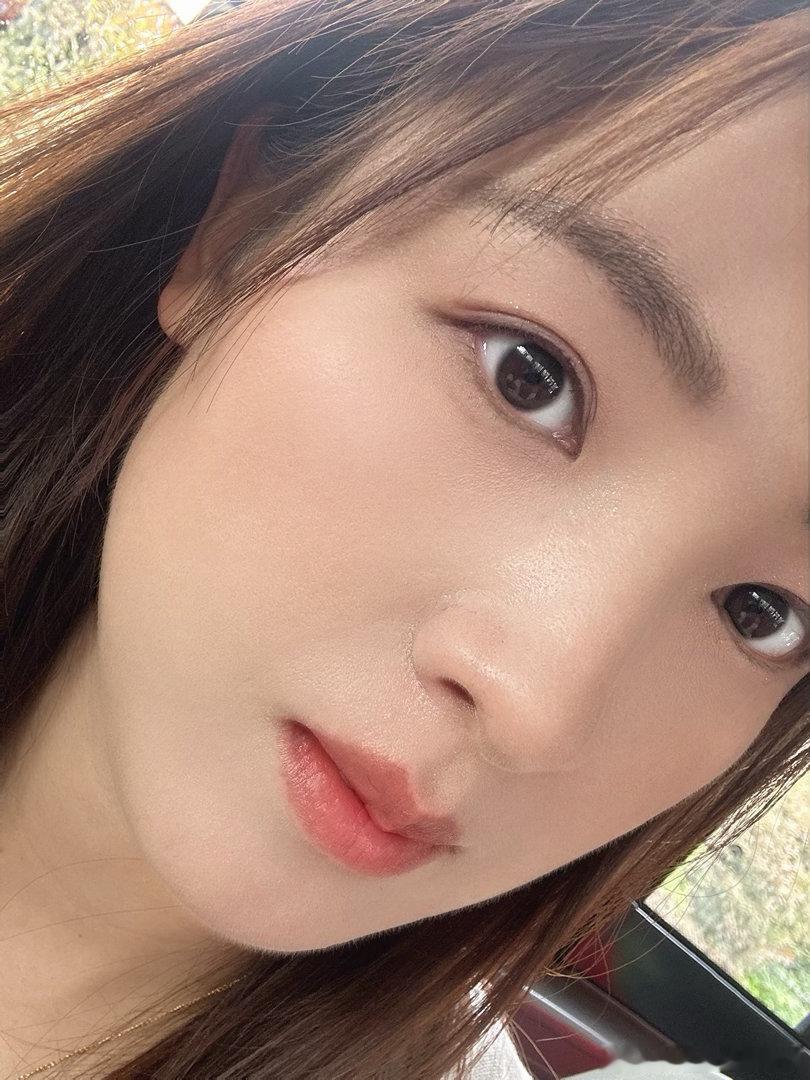 重要的日子化妆，经常会更丑了有可能是为了白一点，然后脸更大了。或者用力过猛。如果