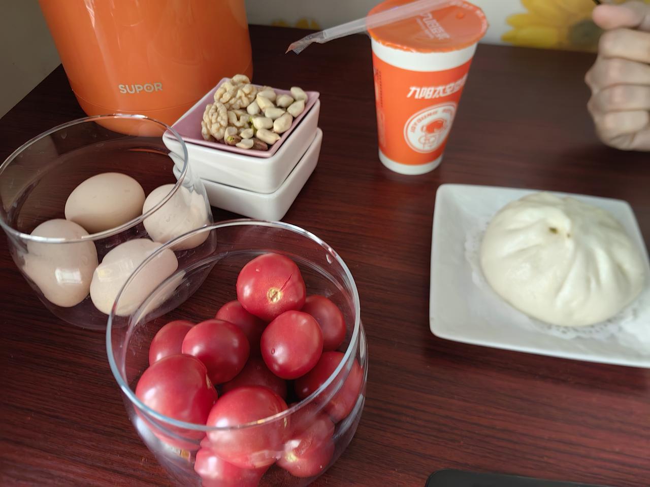 今天早餐叫了外卖，现磨的豆浆，一个荠菜肉包，自己煮了几个白煮蛋，我一天要吃好几个