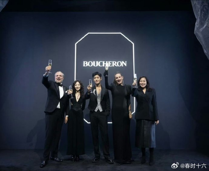 C位吸睛，不容忽视。 