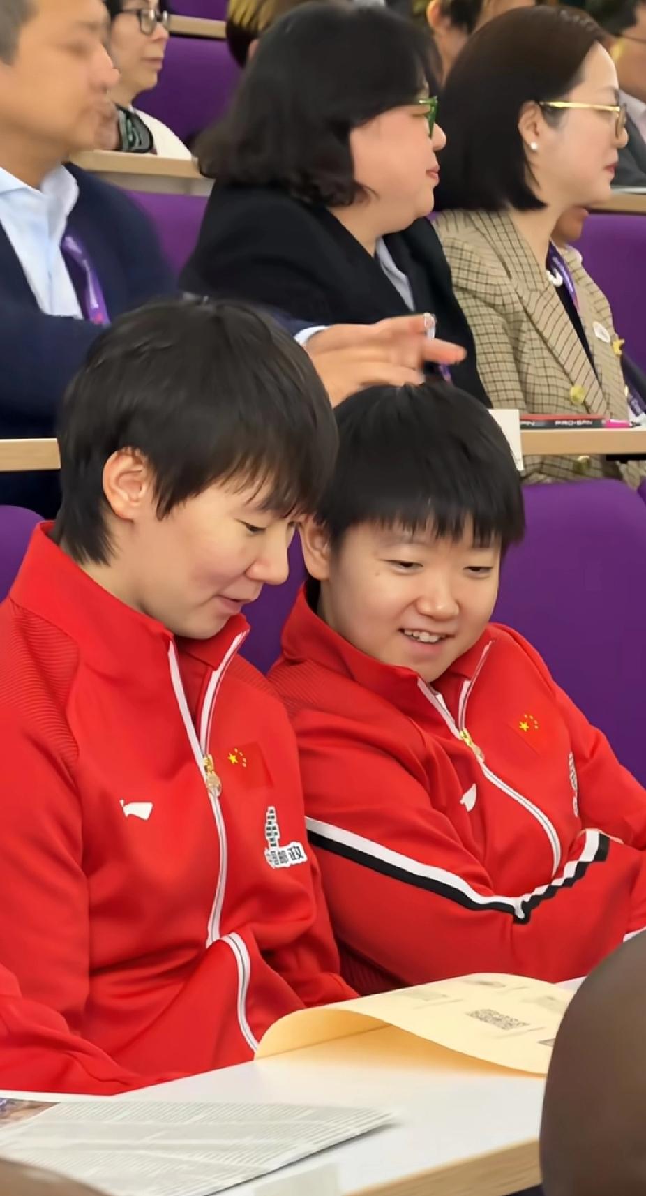 谁懂啊！海产姐妹同框笑也太治愈了
 
刷到国乒伦敦高校交流活动的路透，孙颖莎和王