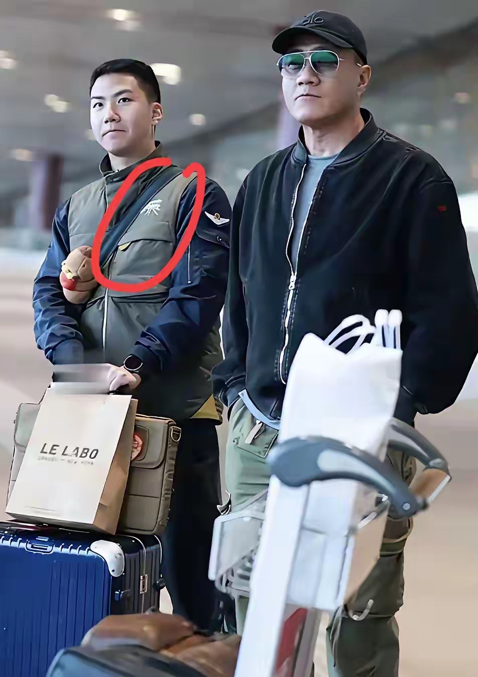 胡军儿子穿的衣服是什么牌子的？非常有气质 