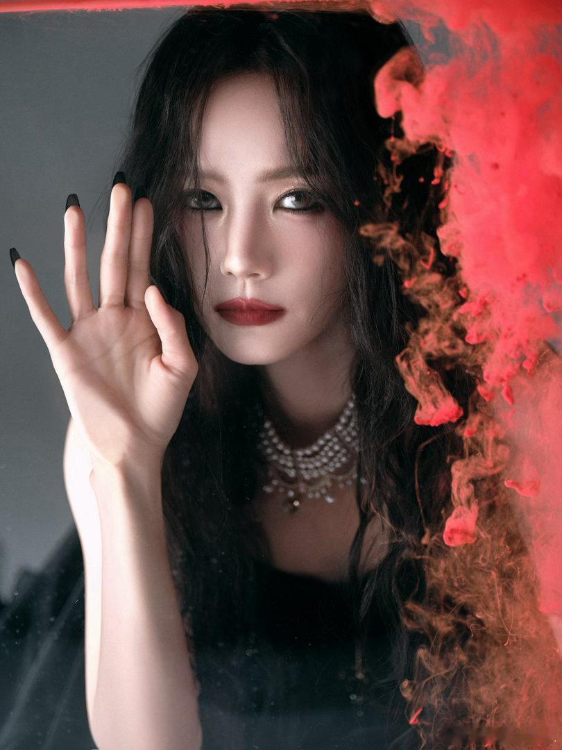 李一桐要长出翅膀了李一桐黑色美甲十年耕耘，羽翼将成，李一桐用黑羽大片致敬出道时光