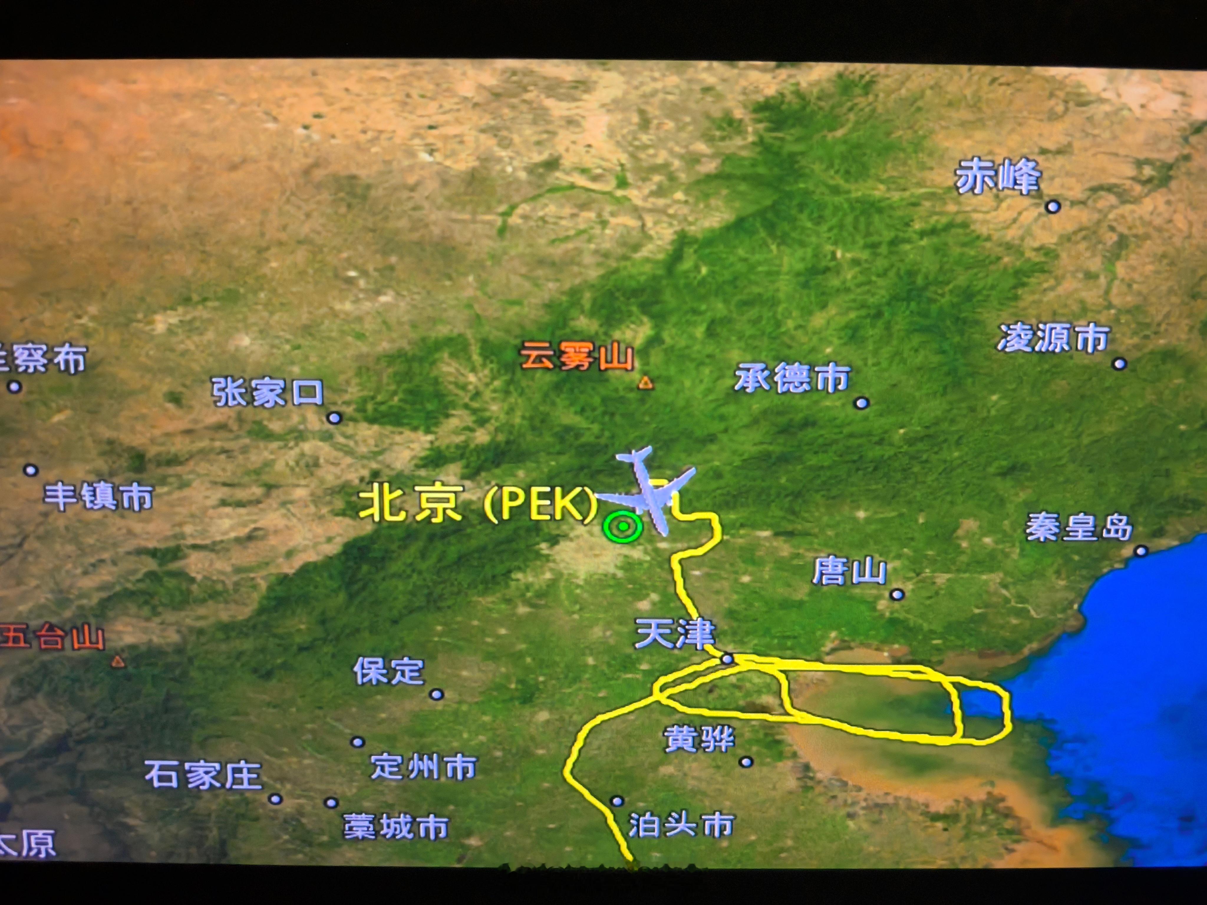 今天飞北京遭罪了，北京大雨天气。整整飞了平时两倍多的距离，一直降落不了，甚至有过