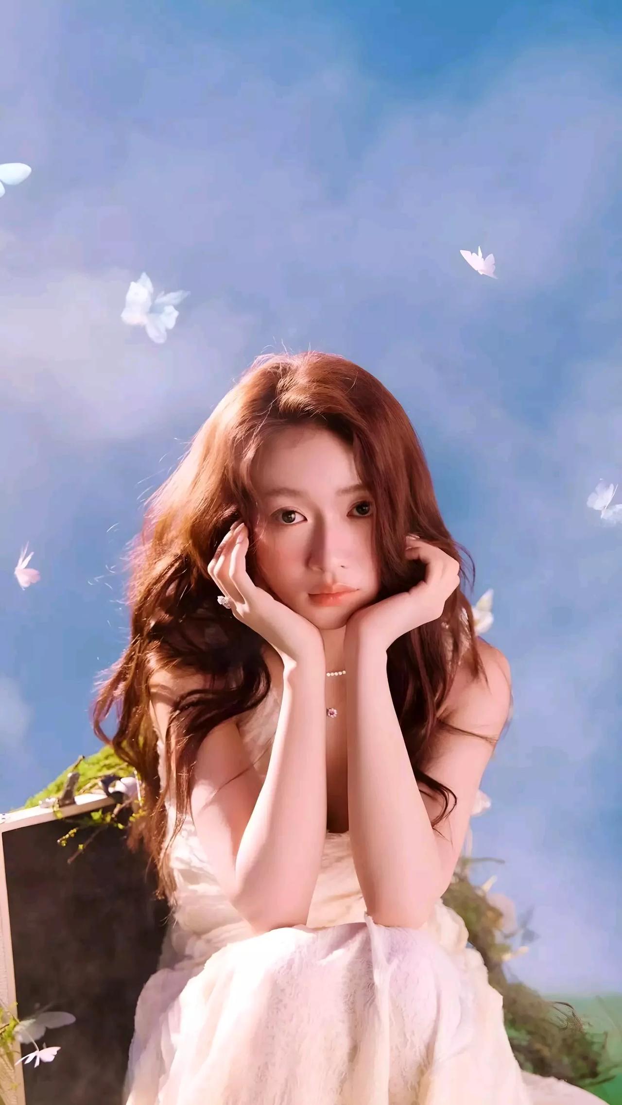 《菩萨蛮·真善美》

真心恰似春阳暖，善怀犹若秋江满。美意韵无穷，德馨尘世中。