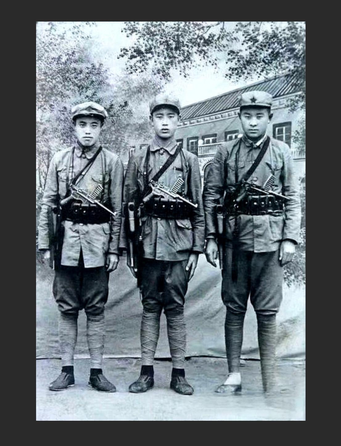 这是老照相馆保留下来的一张3个红军战士的照片。这三个战士看面孔都是很年轻的小伙子