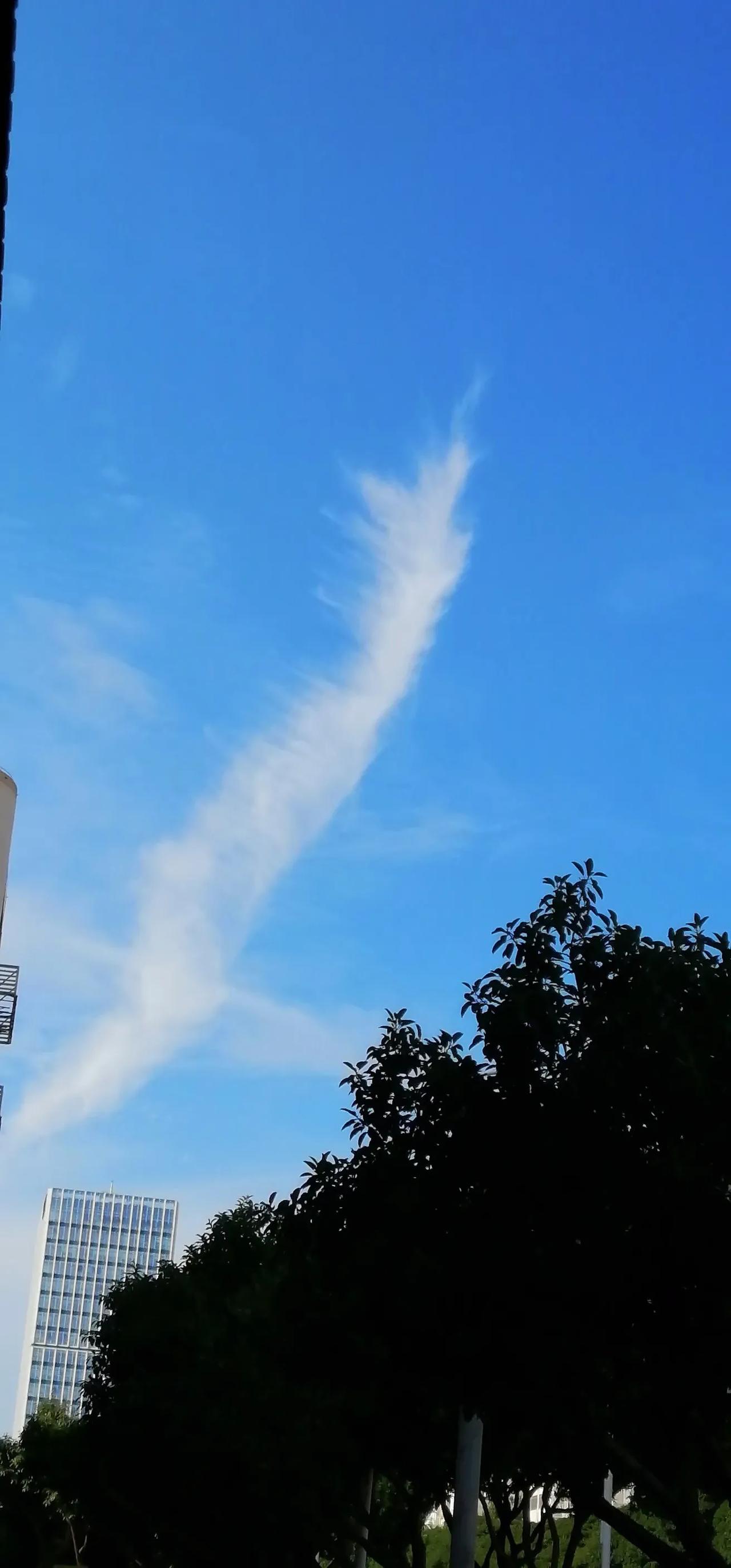 #分享一张有关天空的照片#
这张天空的照片，是昨天在十字路口等红灯时拍的，当时看