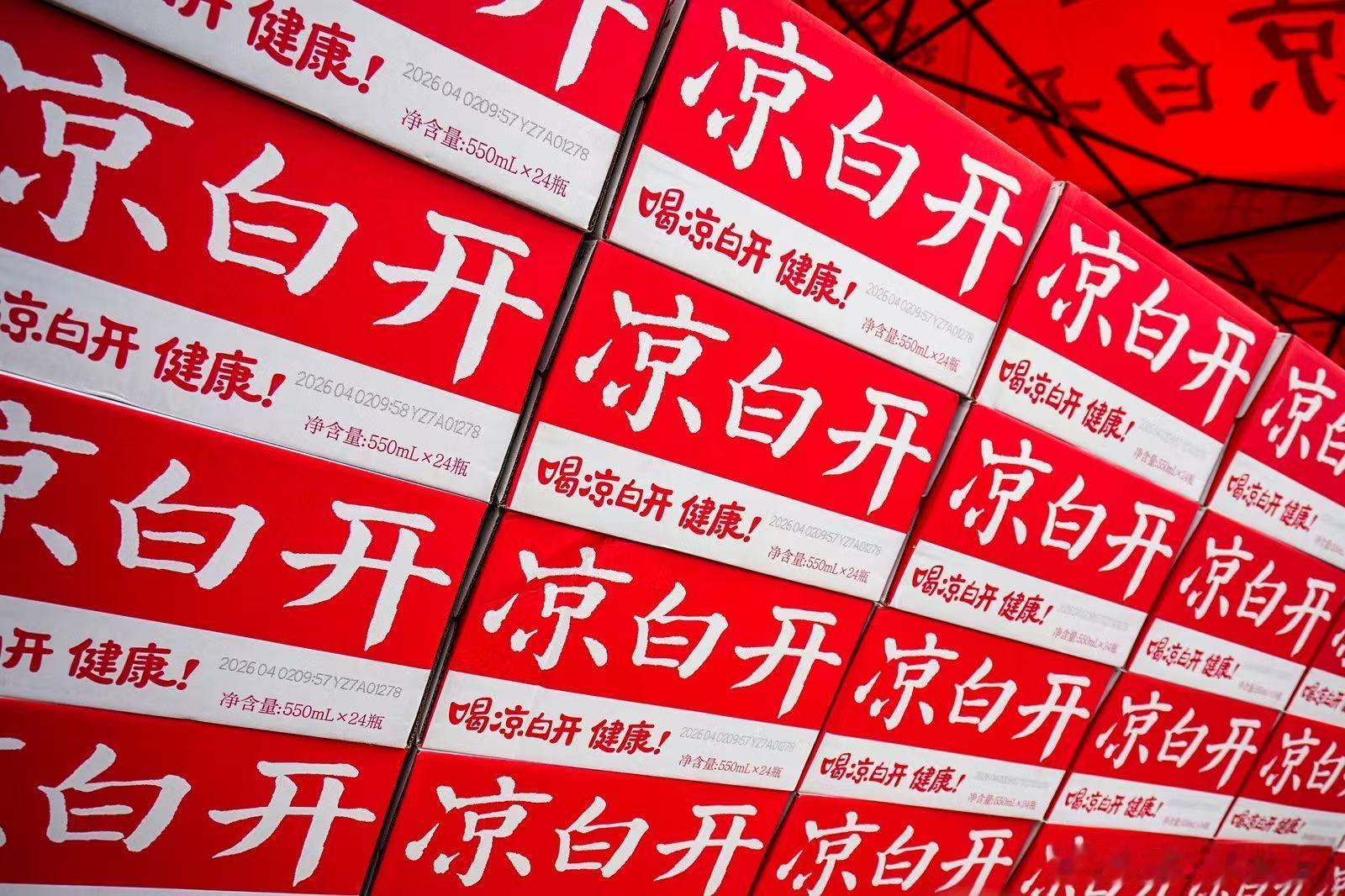 山东高考考点外的夏日清凉一抹清凉护航山东考生今榜题名一炮而红山东考点外温情四溢，