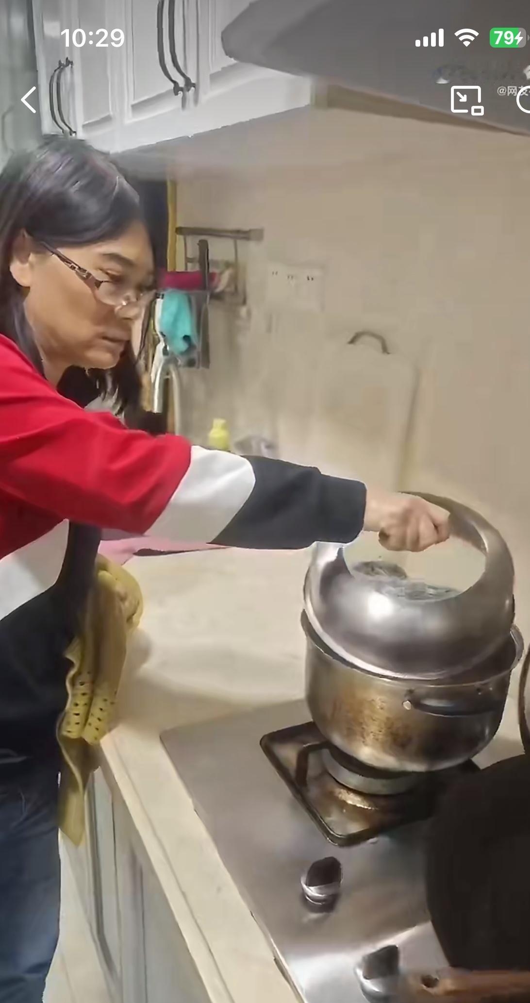 深圳女子紧急呼叫开锁师傅上门，说家里开着煤气，门开了却只给 40 块服务费，开锁