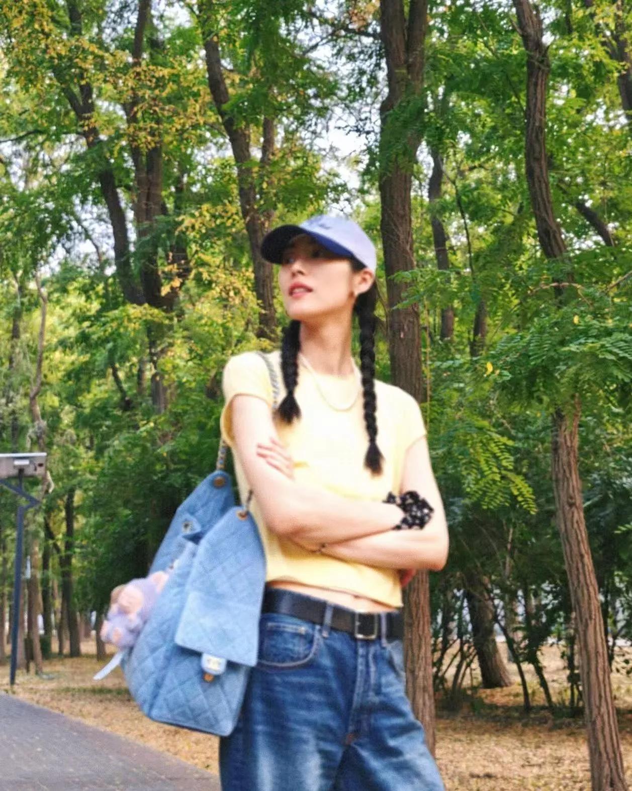 刘雯这套夏日休闲私服太有少女灵气！
鹅黄短款露腰小上衣搭配阔腿牛仔，清爽显白还拉
