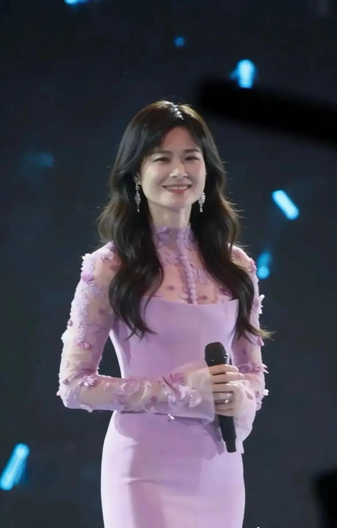 留上长发的李宇春，终于有女人味了。
她的脸型本来就长得方方正正的，还总是留短发，