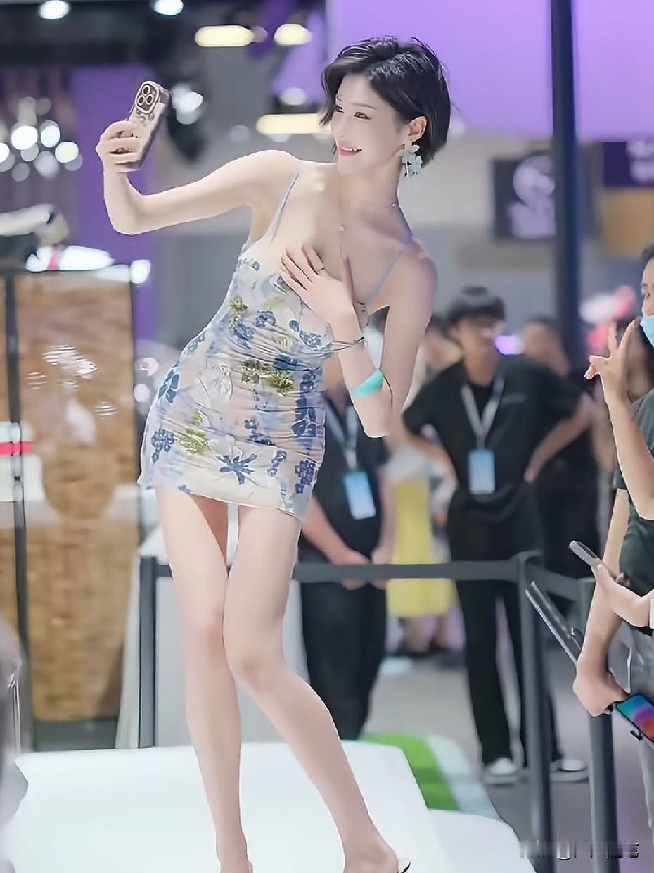 程儿在展会上拍自拍呢！