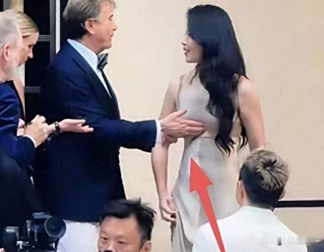 刘涛连躲3次没躲开，最后还是被袭胸，那只手为什么不肯收