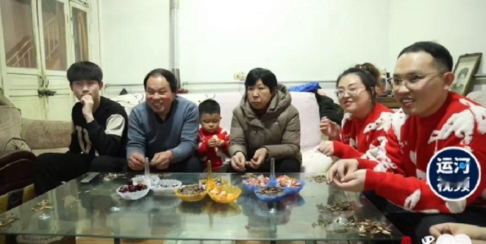 徐志胜回应一家人共用一张脸这一看就是一家人啊，头一次直面基因的强大，这爷仨站一块