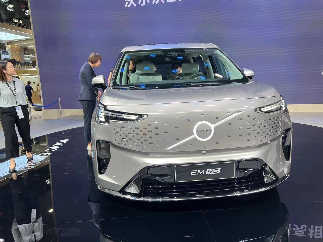 原价81.8万的沃尔沃EM90，现在50.5万包牌包税！
沃尔沃EM90这次近乎