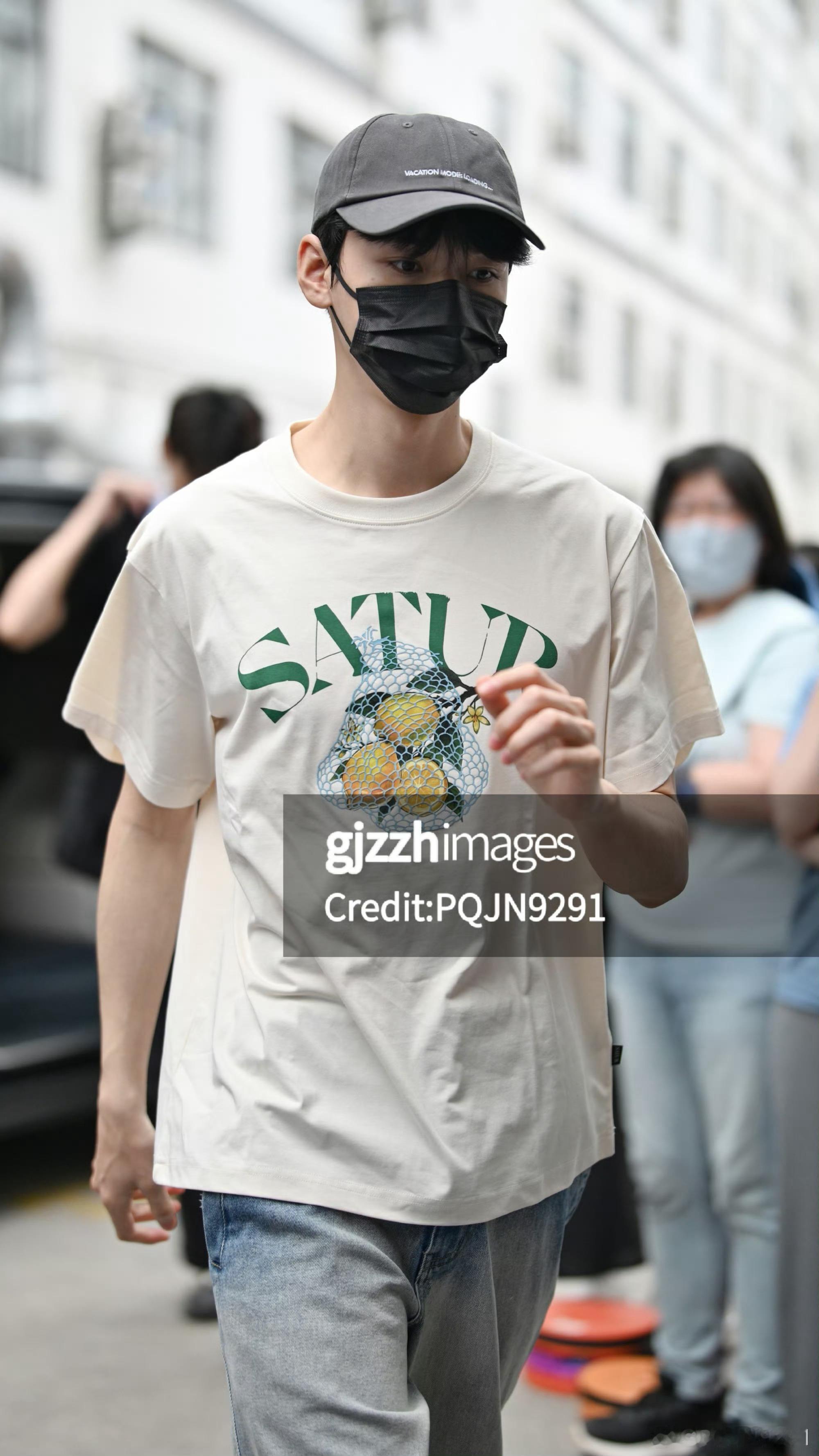 老爷子衣服上是一兜子柑橘吗？？？旁边还有朵小花 而且今天是凤舞九天拍摄第115天