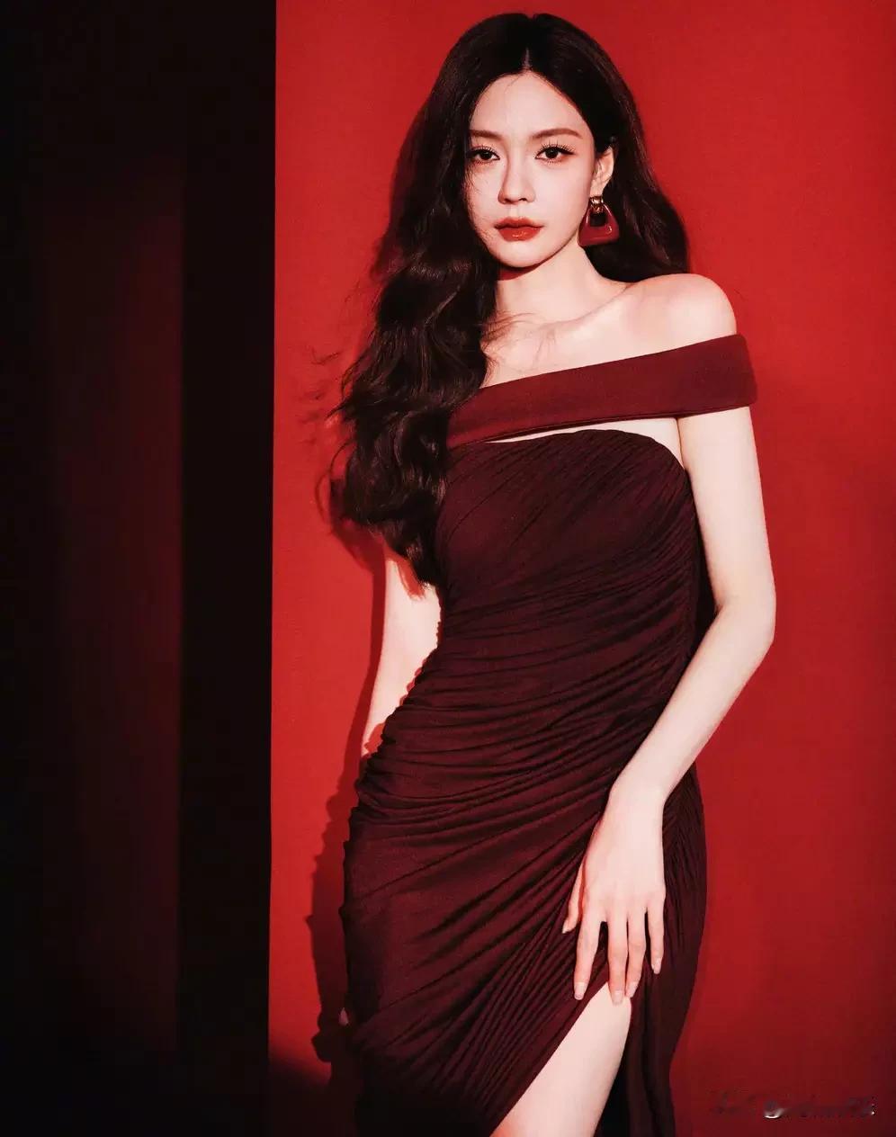 【沈梦辰红裙杀疯了！甜妹转型御姐，这波反差感绝了】
 
沈梦辰又美出圈了！12月