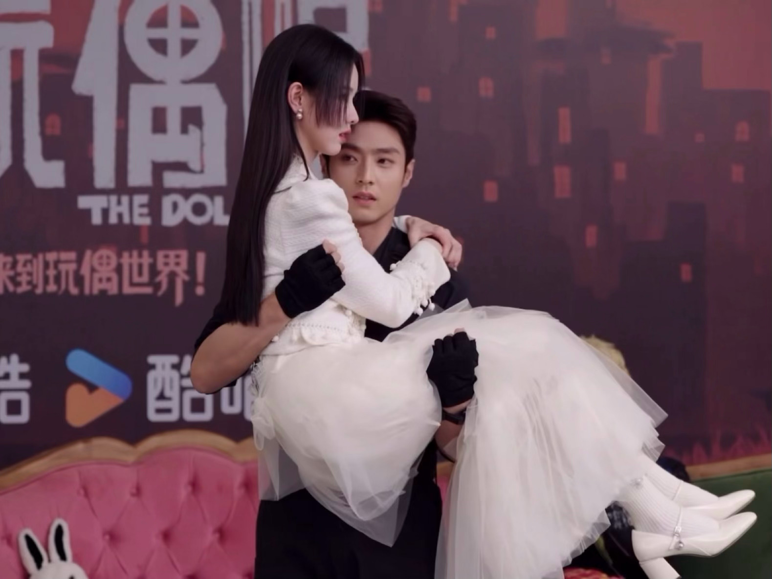 好轻松的公主抱陈靖可公主抱陈都灵做蹲起陈靖可公主抱陈都灵做了10个蹲起