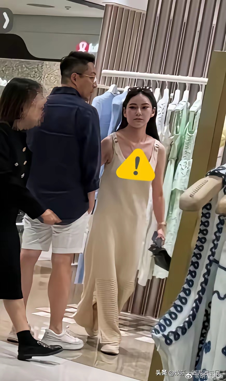 汪小菲夫妇，离开了美颜和滤镜，是这个样子的。就是被路人偶遇，拍到的最真实的照片。
