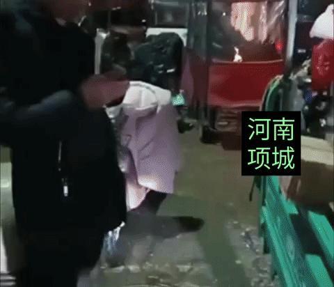近日河南项城，有学生家长称排队几个小时买学习资料，100元3本，全城仅一家店能买