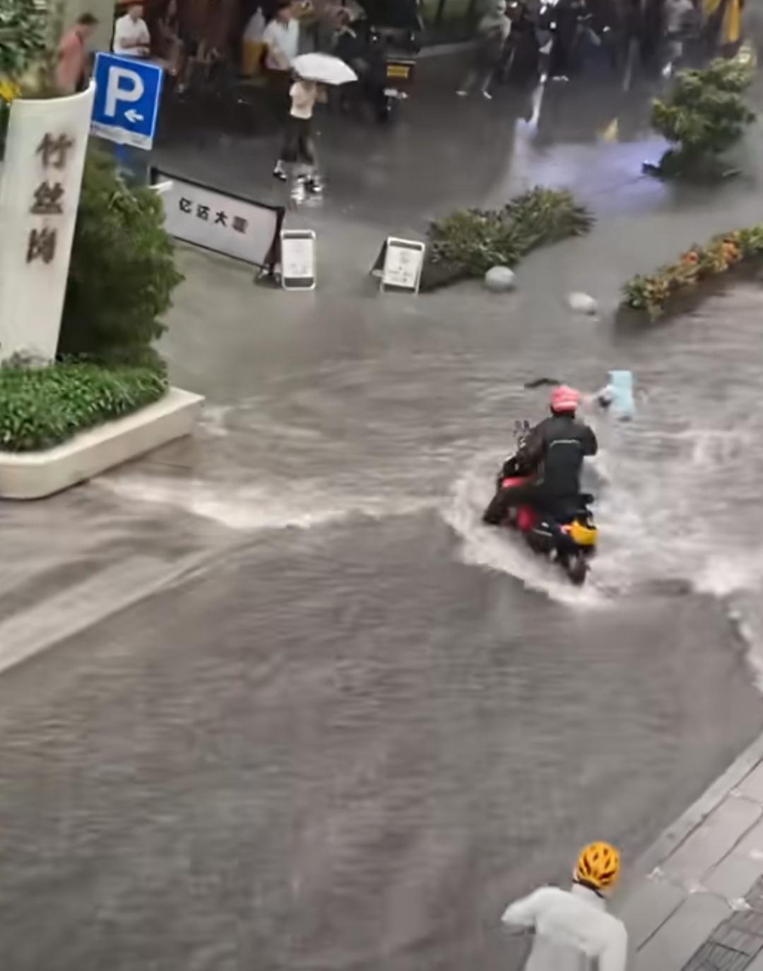 广州街头的倾盆暴雨里，浑浊的积水早已没过成年人的膝盖，湍急的水流裹挟着泥沙奔涌，