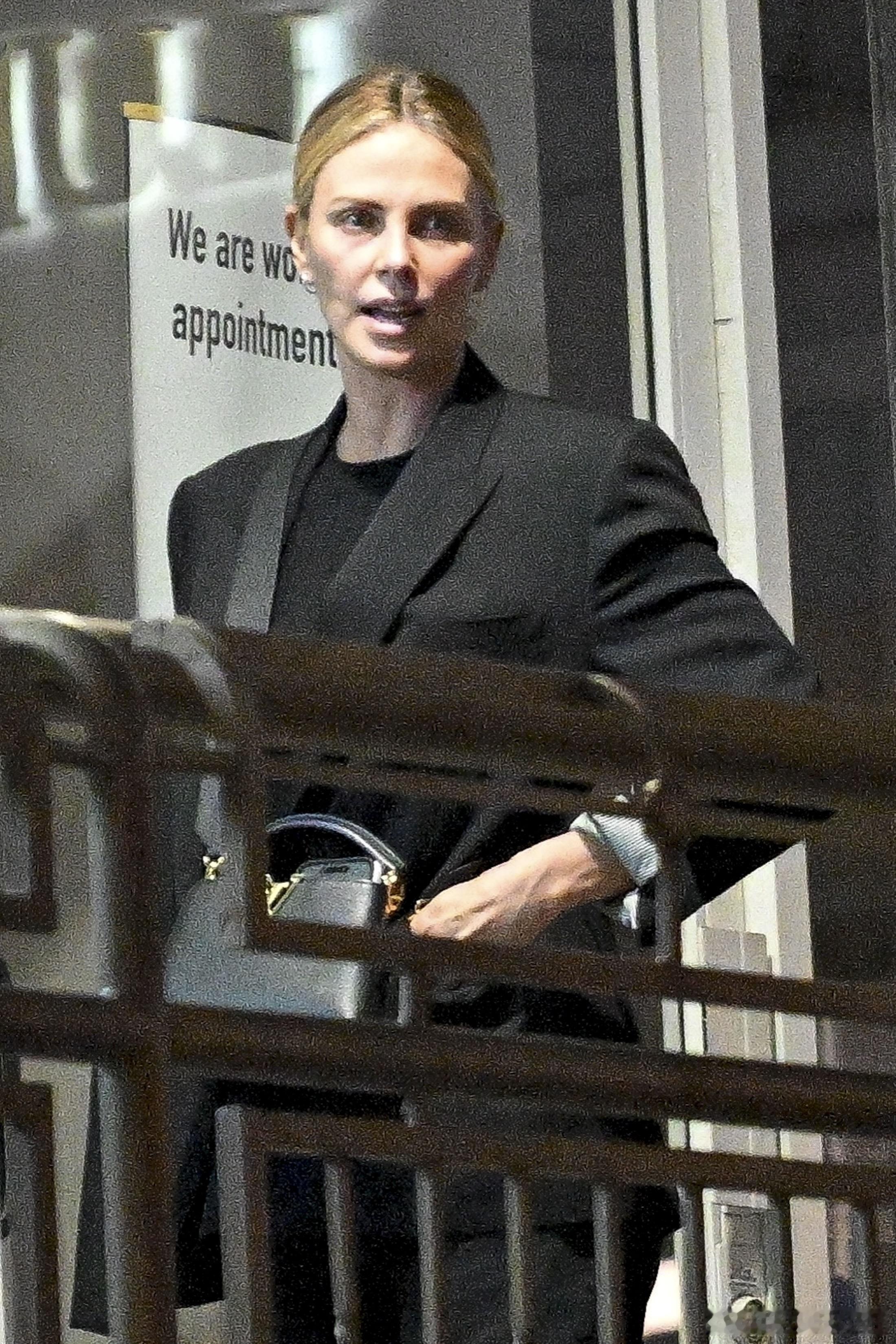 Charlize Theron查理兹塞隆在洛杉矶外出，和朋友聚餐后离开老地方Su