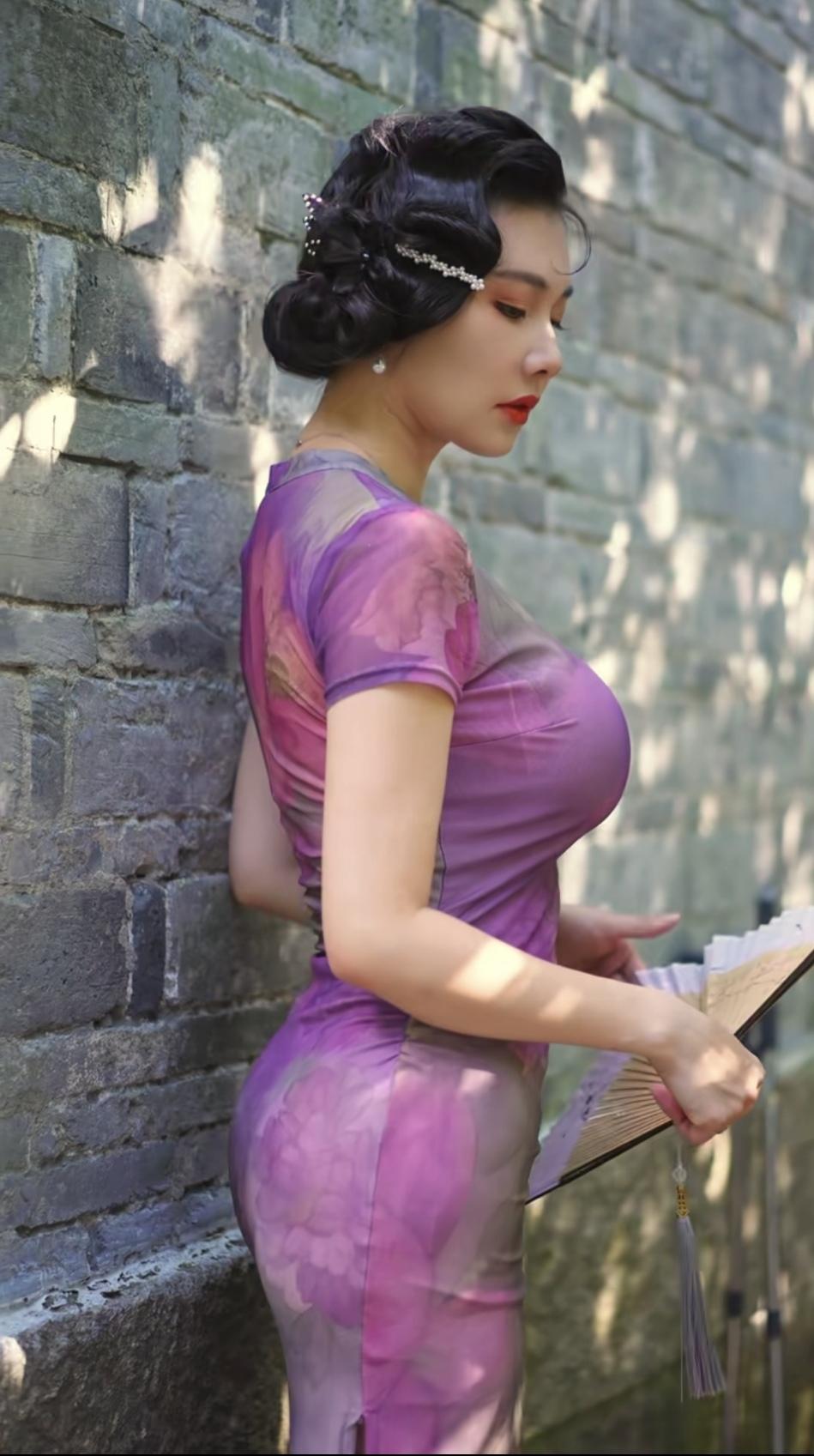 苏州古城墙边，琢磨戏文的旗袍丽人。分享女神美图 分享甜美小姐姐随手拍 轻熟