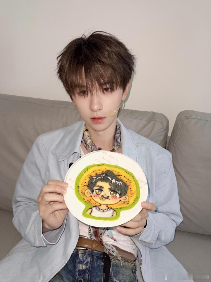 何浩楠我吃我自己笑到不行，何浩楠一句我吃我自己也太有梗了，刚忙完田里的活就钻进厨