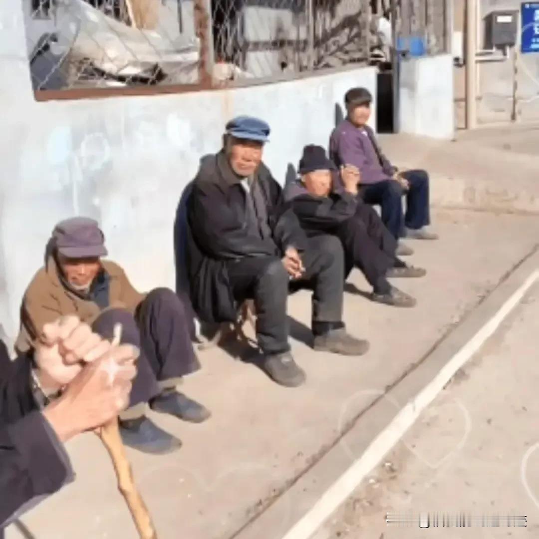 老人若想善待自己，可从以下几方面着手：
生活习惯
- 规律作息：保证每天有充足的