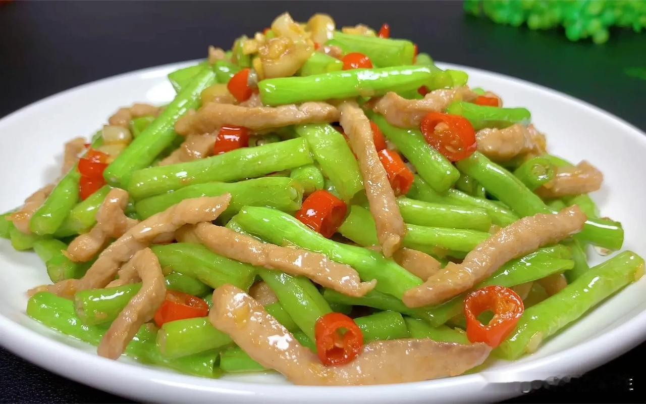 看来，四川和陕西那儿都称豆角为豇豆。去年偶尔在西安吃了一回放有豆角的BI ang