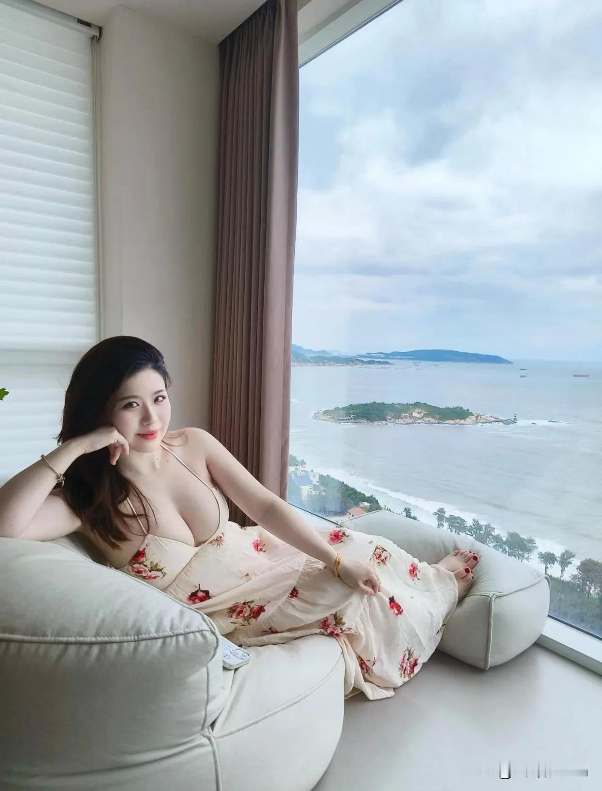 大海的呼吸，静待你的到来。
和她一起、品茶、听音乐🎶
观海，看风景……[比心]