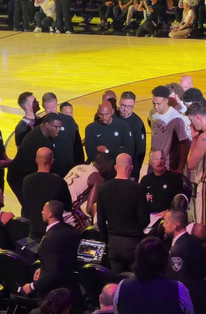 美媒体发图配文嘲讽追梦：与对手战斗✅与你队里最强的球员对决✅与你球队的未来之星并