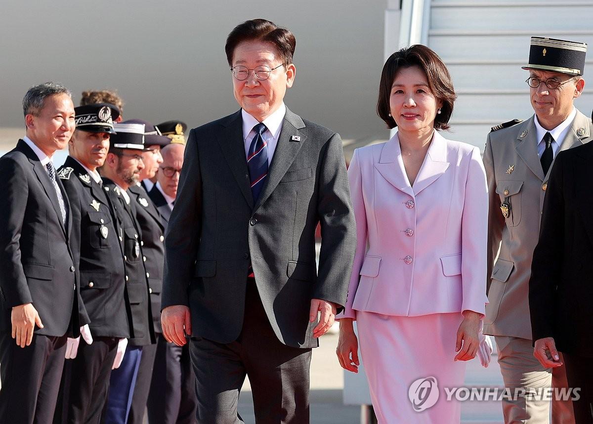 韩国总统李在明正在法国进行国事访问，他接受采访时表态，愿意充当斡旋人，促成朝美重