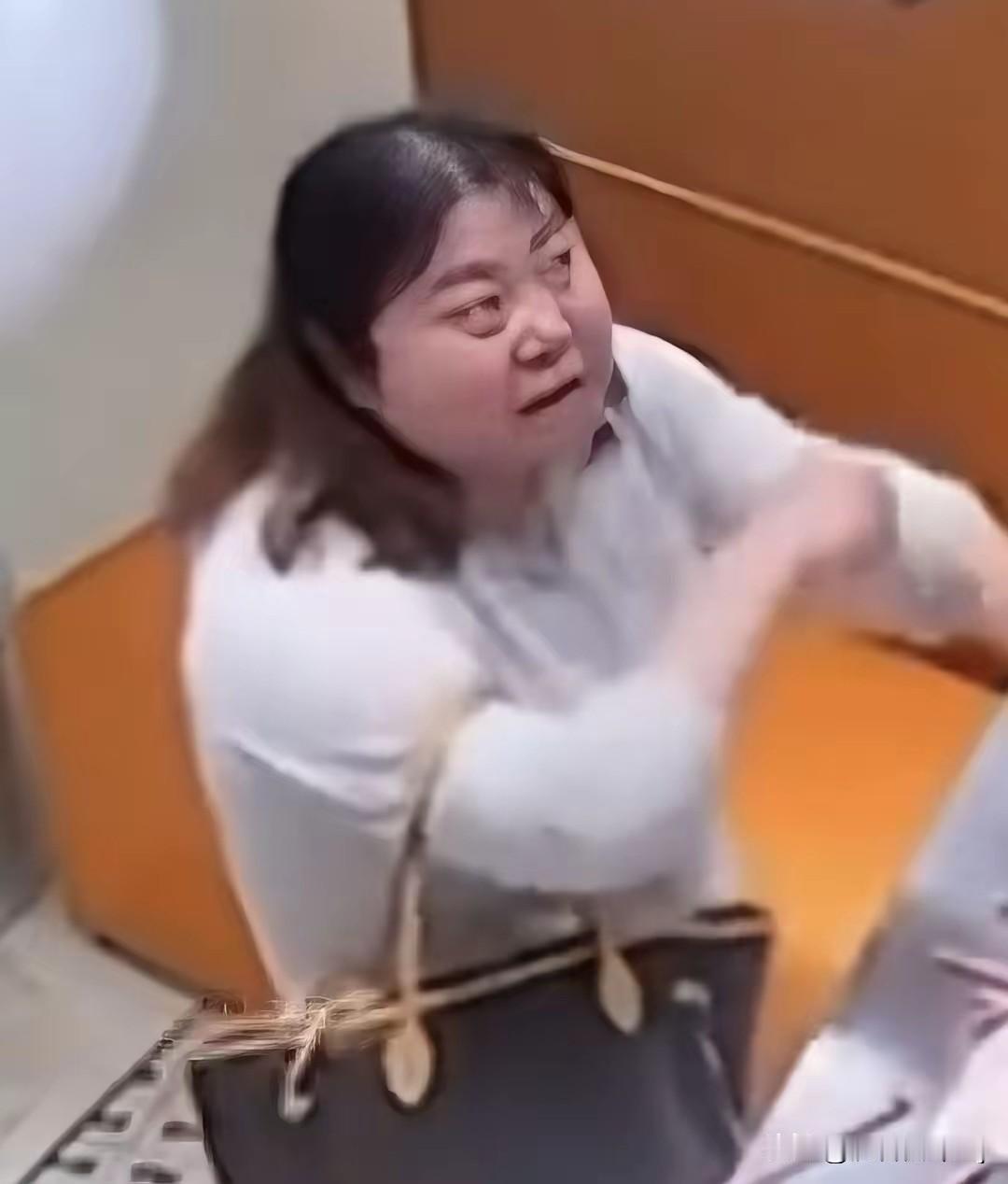 2026年5月21日下午，连云港吾悦广场一家奶茶店发生冲突，张某购买两杯奶茶，1