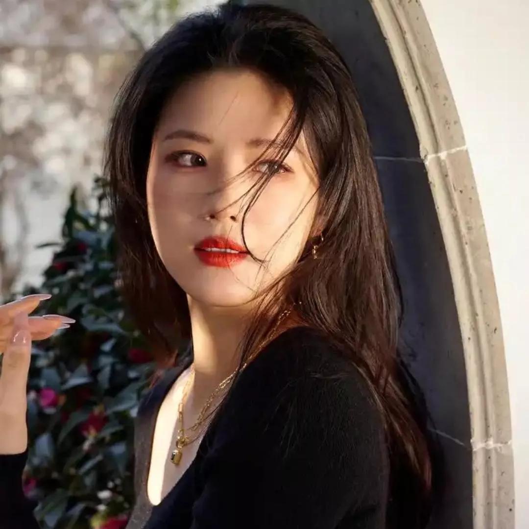 玉颜如花照影，红唇似火映窗。红唇美人照 红袖红唇 花容如宝 玉娇颜 玉颜 玉容颜