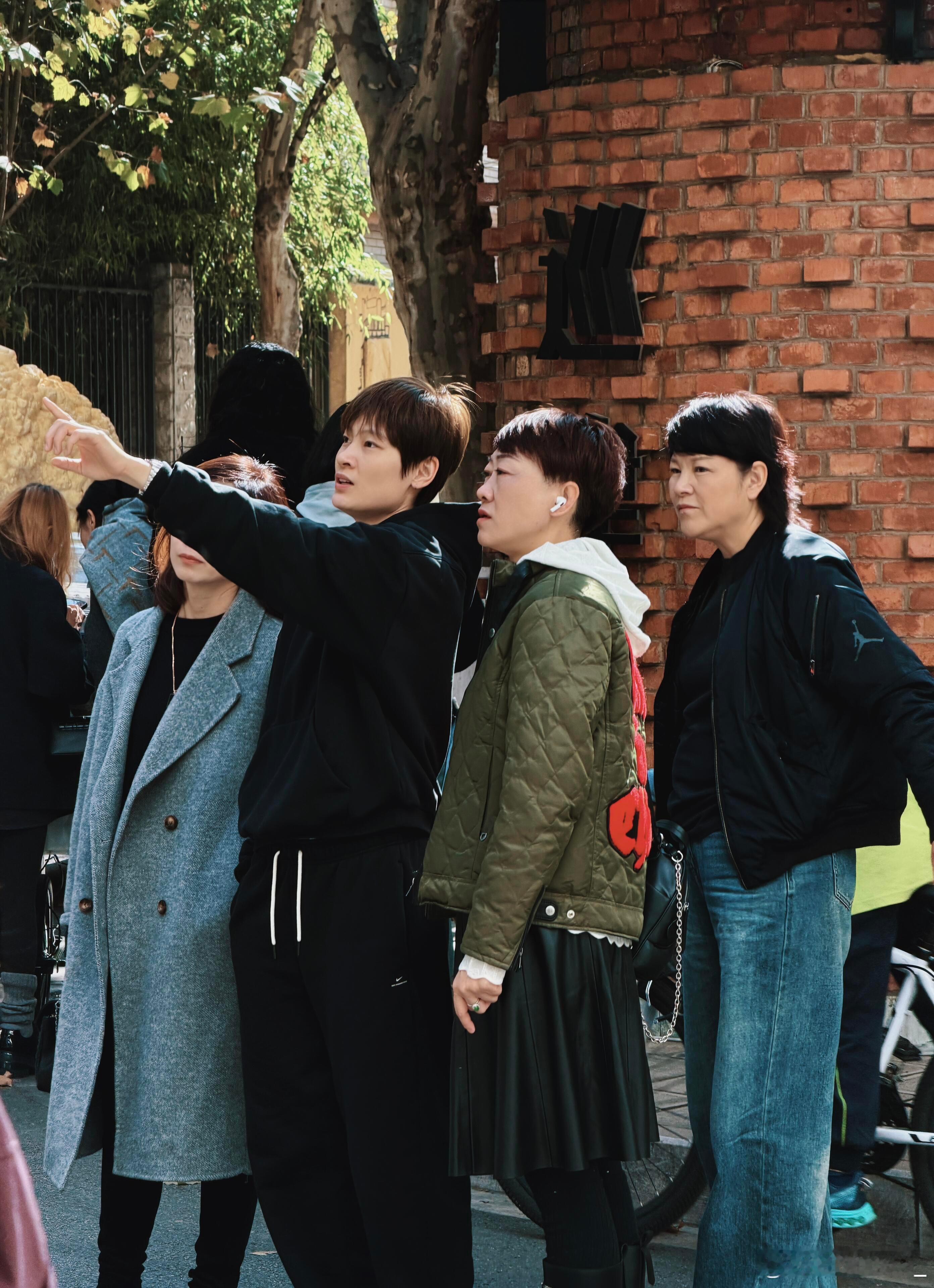 杨力维杨力维 20251129有遇到妞姐和妈妈在昆明巡津街拽姐和酷妈图片源于:小