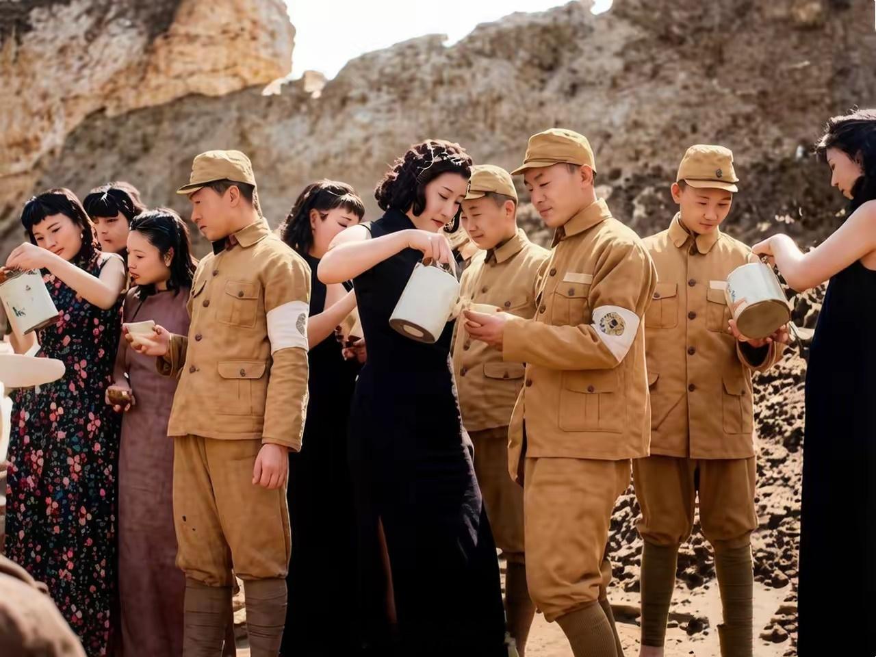 1941年，华北沦陷区。几名烫发、身着旗袍、打扮花枝招展的“女汉奸”，在给侵华鬼
